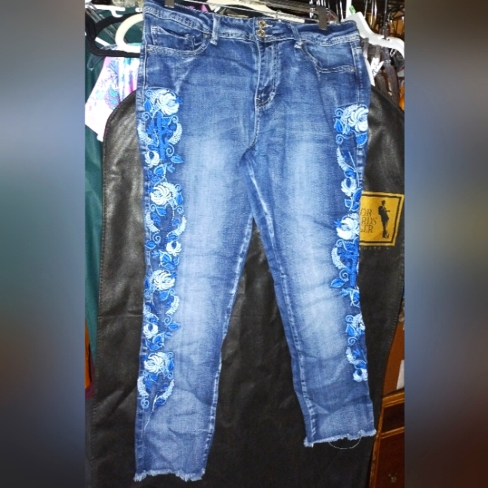 Indigo Rein Ankle Crop Jeans size 13 Stretchy, Distressed Medium Blue